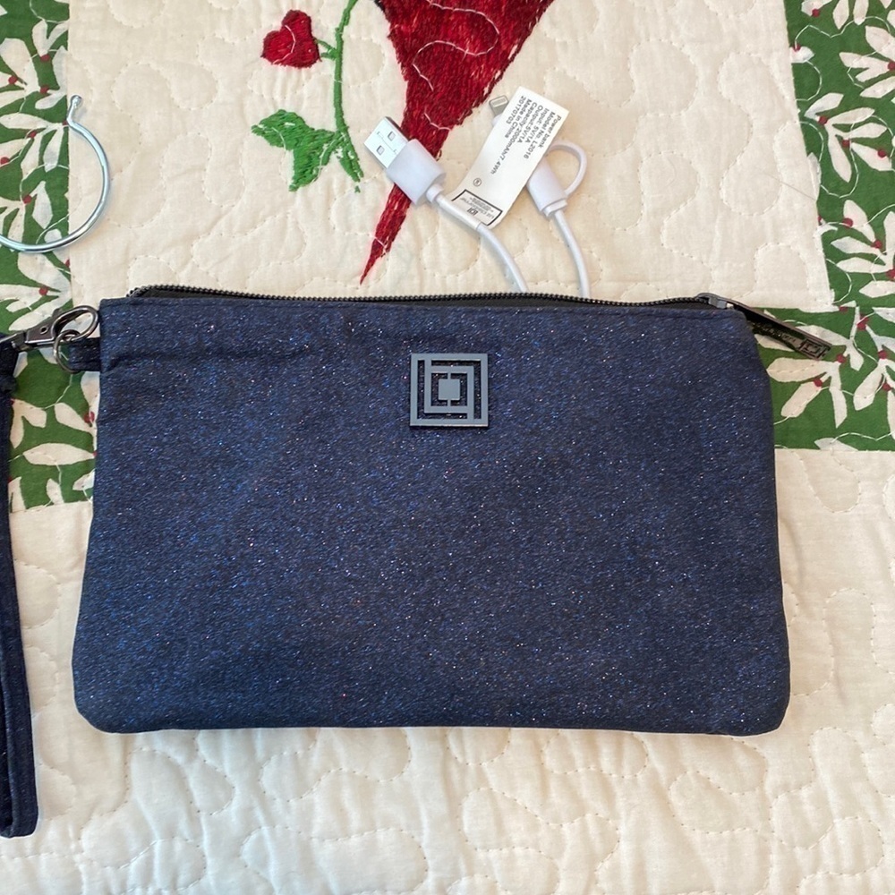 Liz claiborne phone battery wristlet